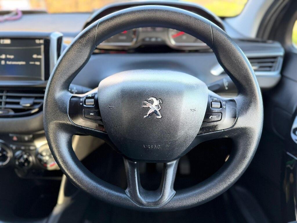 
								Peugeot 208 full									