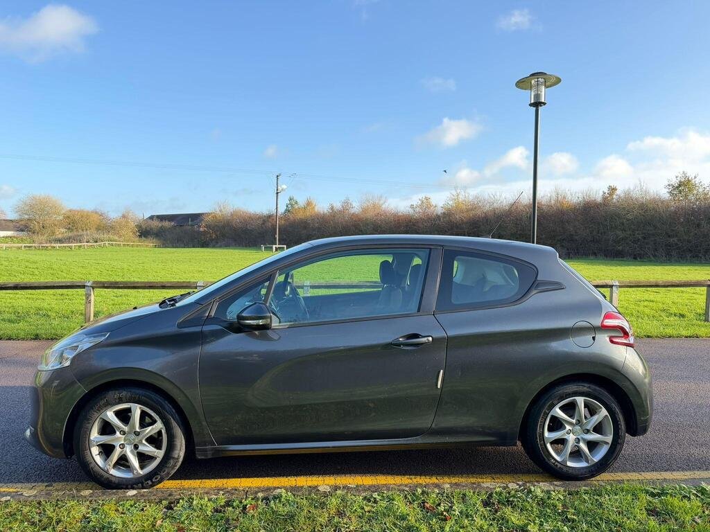 
								Peugeot 208 full									